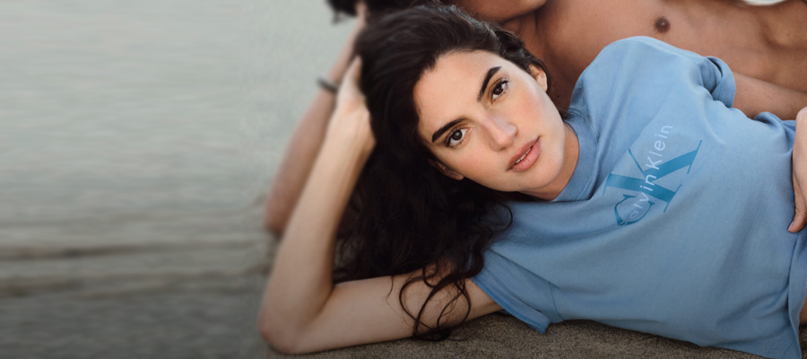 An American fashion brand known for minimalist sensuality across apparel, underwear, and fragrances.