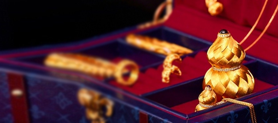 A century-old royal jewelry brand renowned for diamond bridal pieces, exquisite craftsmanship, and understated luxury.